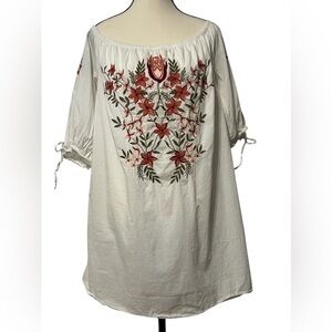 Hinge size small oversized lined embroidered floral tunic top . Scoop neck. 🌸